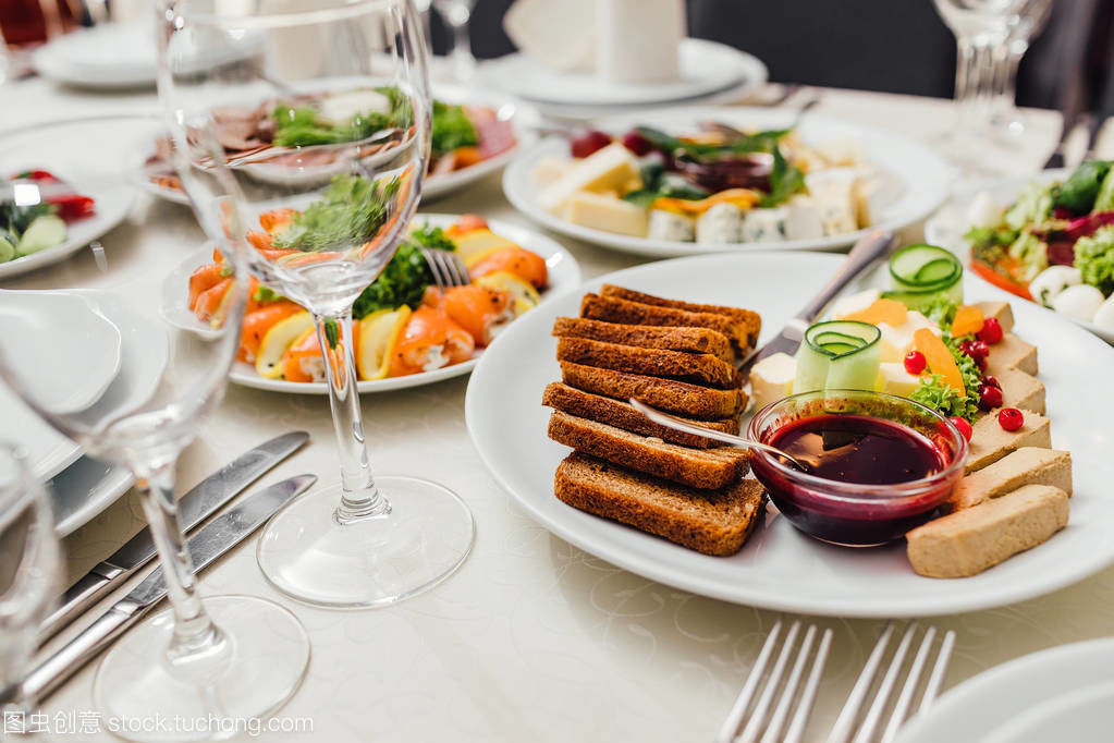 完美聚会前奏 餐饮服务、银器与玻璃高脚杯的精细准备